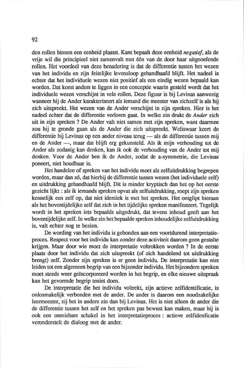 92 den rollen binnen een eenheid plaatst. Kant bepaalt deze eenheid negatief, als de vrije wil die principieel niet samenvalt met één van de door haar uitgeoefende rollen.