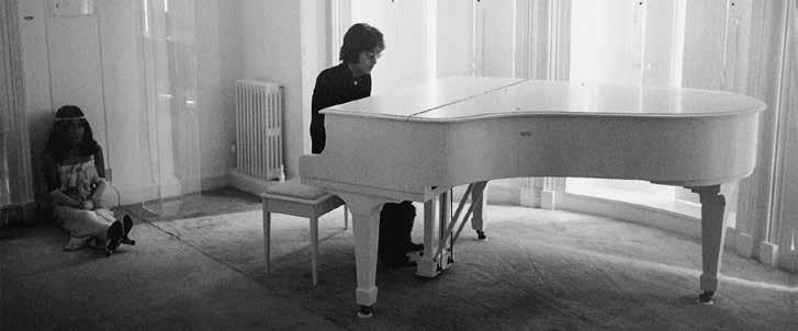 85 De witte kamer (met de witte vleugelpiano) in het huis waar John Lennon en Yoko Ono leefden. Het klinkt gek!