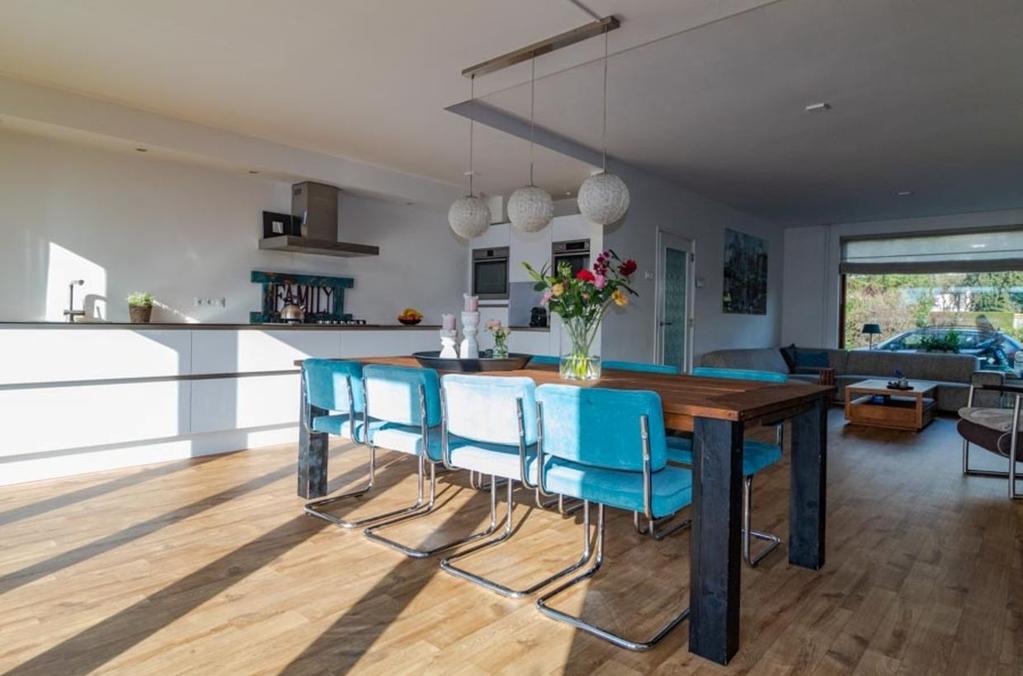 Badhoevelaan 74 1171 DE Badhoevedorp Inleiding Badhoevelaan 74 Een zeer lichte, ruime en fraai gerenoveerde familiewoning van bijna 140m² met uitbouw, 4 slaapkamers, aan voor- en achterzijde een