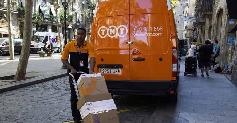 27 EXTRA DIENSTEN EXTRA DIENSTEN DIENSTEN OP MAAT Onze aanvullende diensten voor de ophaling en/of levering van uw zending zijn volledig afgestemd op uw behoeftes.