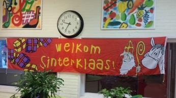 Tijdens het wachten op Sinterklaas en de Pieten zingen we met z n allen. Om 12.00 wordt de Sint ontvangen op Bijlmerdrie in de hal met alle kinderen samen en gaat hij daarna naar de groepen toe.