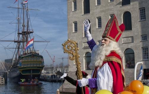 Sint komt zaterdag 18 november in Dokkum aan. De aankomst is live te zien op NPO 3 vanaf 12.00 uur tot ongeveer 13.30 uur. Zondag 19 november komt Sinterklaas in Amsterdam aan.