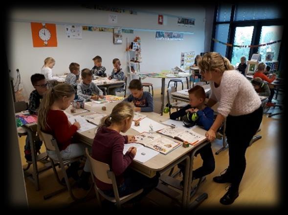 We lopen met onze lichtjes mee. We vragen wat voor Sint Maarten. We komen maar 1 keer.