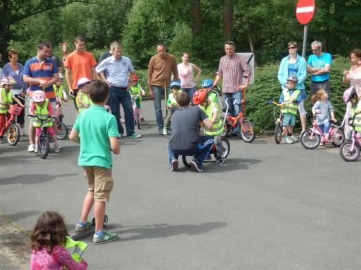 Kijk! Ik fiets Deze fietsinitiatie voor kinderen die nog niet kunnen fietsen met twee wielen ging door in sporthal A.J. Braillard.