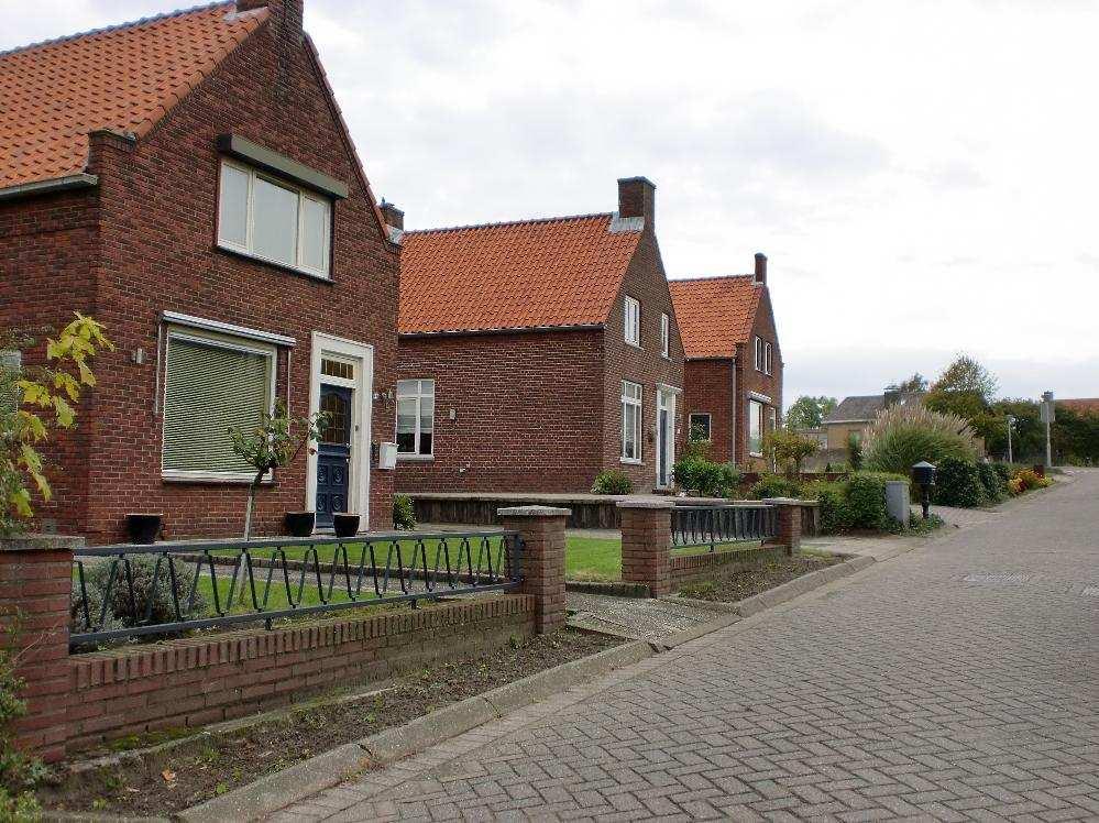 Gebied 1: Dorpsstraat Historisch lint niveau 1 Bebouwing De oudste bebouwing in dit historische lint dateert uit de 19 e eeuw.