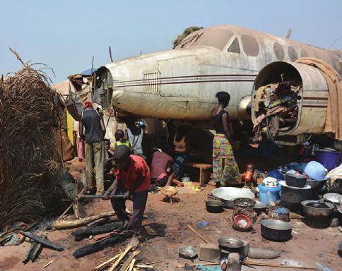 Tot slot Inmiddels zijn duizenden mensen in de CAR gedood en heeft ongeveer de helft van de bevolking (2,2 miljoen), behoefte aan humanitaire hulp. Meer dan 650.