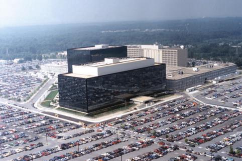 Fort Meade, het hoofdkwartier van de NSA Van plaagstoot tot cyberoorlog Henry van Loon Terwijl Amerika en het Pentagon om ethische en strategische redenen aarzelen om cyberwapens in de geopolitieke