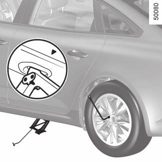 Verwisselen van een wiel (1/2) Auto met krik en wielmoersleutel Verwijder de wieldop (indien van toepassing). Draai de wielbouten iets los met de wielmoersleutel 2.