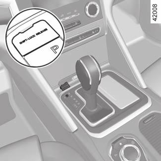 Slepen: pech (1/2) Voordat u gaat slepen, moet u de versnellingsbak in neutraal zetten, de stuurkolom ontgrendelen en vervolgens de parkeerrem loszetten.