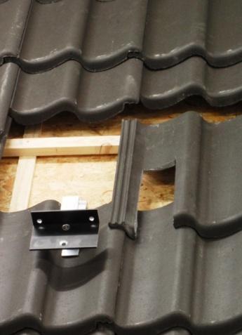 7)Boor twee gaten 40 mm door het dakbeschot ter plaatse van de dakdoorvoer. Voer de geïsoleerde leidingen met sensordraad door het dak.