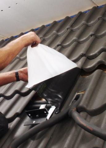 Maak de dakpan met dakdoorvoer waterdicht met meegeleverde flexibele loodslab.