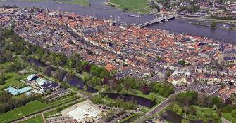 Zie venster 13; Stedelijk Museum Kampen. De stratenstructuur van de oude stad is vanuit de lucht nog prachtig te zien.