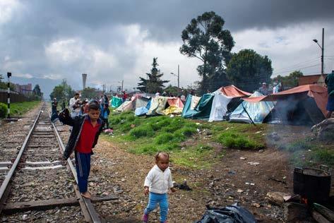 8. Maar ze helpen ook de Venezolanen die gevlucht zijn naar omringende landen, zoals Colombia, Brazilië, Peru, Ecuador en de eilanden Aruba en Curaçao. (r. 23-24) Wat is omringend?