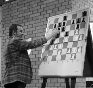 HJohn van der Wiel op bezoek Leidse GM geeft boeiende lezing en gaat ongeslagen weer naar huis Na het omstreden NK schaken in 2000, waarin het programma Fritz mocht meespelen werd alom de loftrompet