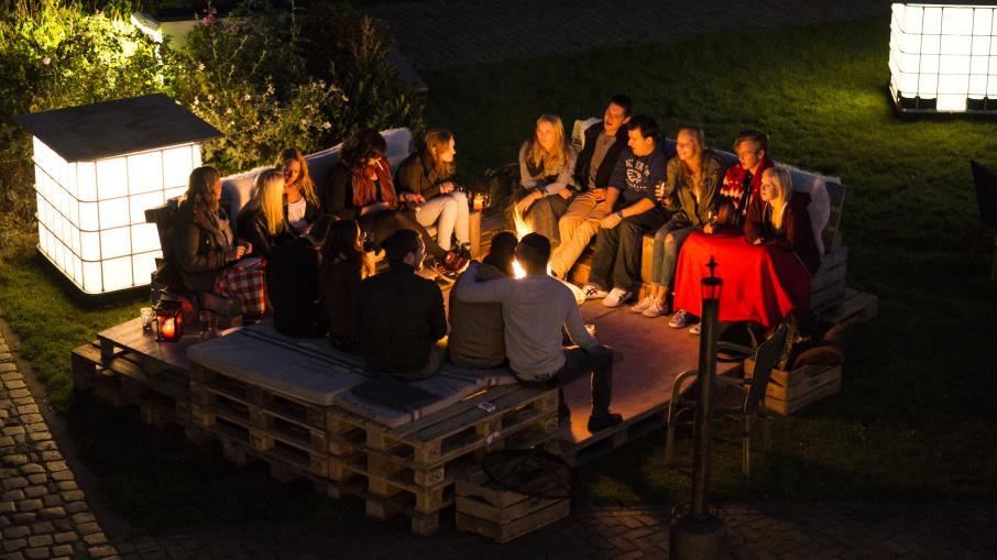 Kindertafel Kinderen zijn bij ons graag geziene gasten. Voor wie we dan ook apart ons best doen. Speciaal voor de kleine smulpapen tot 12 jaar is er de Kindertafel.