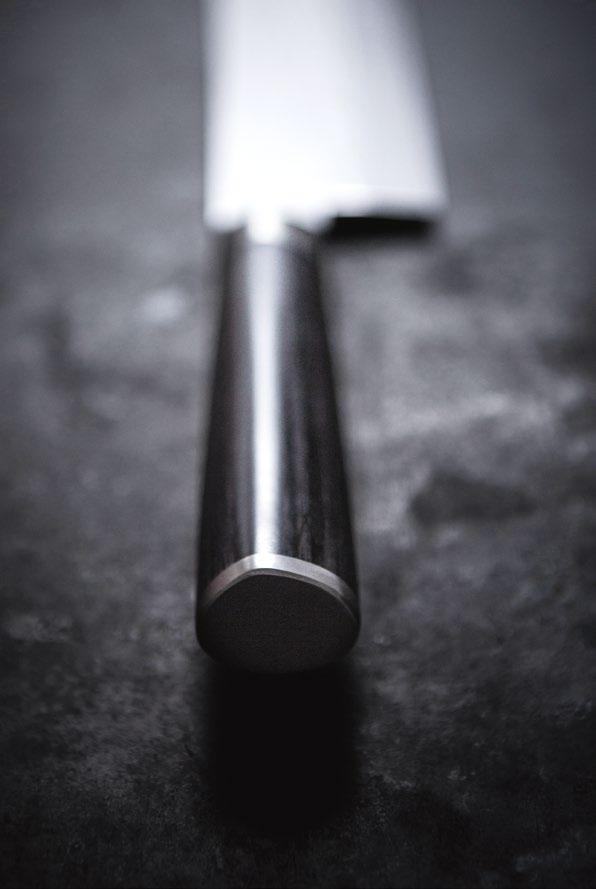 De vlakke zijde van het lemmet is hol geslepen, waardoor tijdens het snijden een luchtbuffer ontstaat tussen het mes en het snijgoed.