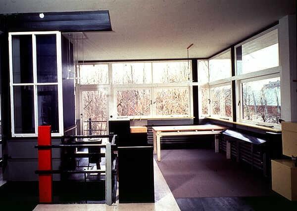 De meubels die Rietveld voor dit huis ontwerpt zoald de Rood-Blauwe stoel (1918) staan alleen een actieve houding