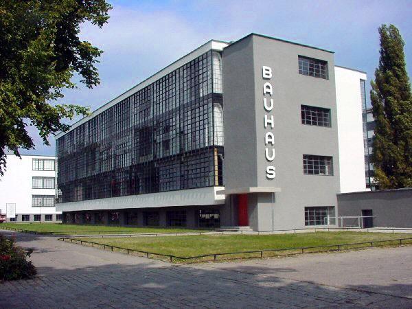 Bauhaus Weimarrepubliek: In Weimar is de kunstopleiding Bauhaus enthousiast over Rietveld en De Stijl.