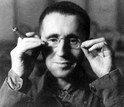 Theater Episch theater: De Duitse toneelschrijver Bertold Brecht keert zich ook tegen het naturalisme. ( stanislavskymethode) Het publiek moet niet meevoelen maar juist tot nadenken worden aangezet.