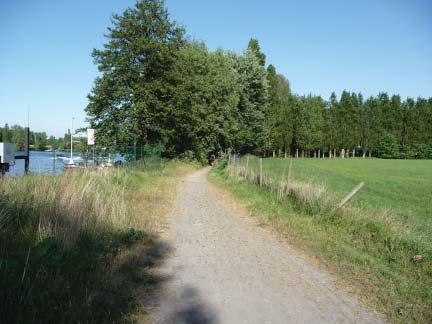 figuur 08: Fotoreportage De voetweg aan de zuidelijke oever van de vijver verbindt feitelijk de