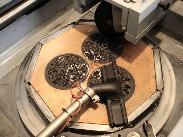 4. De Rotating Surface Abrasion Test [RSAT] op boorkernen In de eerste jaren van het gebruik van de RSAT vond het onderzoek alleen plaats op proefplaten, welke in het laboratorium zijn vervaardigd.