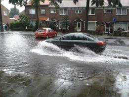 1 Wat is wateroverlast? Bron 1: Krantenartikel over wateroverlast in de regio IJmond (Foto s: Dirk van Zaanen en 112IJmond). Wateroverlast in de regio IJmond Beverwijk, 28 juli 2014.