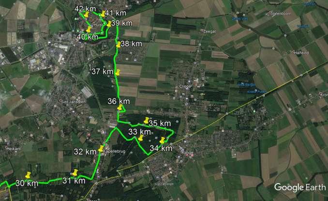 Aan het einde van het terrein, rechts af, de Stationsweg op; Direct rechts, onderdoor de prachtige Gentsepoort; Na de Gentsepoort, direct weer rechts en daarna schuin rechts de Stadswallen op; U