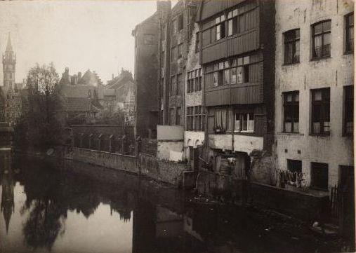 Je komt van het Gravensteen richting Burgstraat.