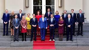 Politieke werkelijkheid Een nieuw kabinet Deze tijd. De formatie is afgerond er is een nieuw kabinet. Het gaat goed met Nederland!...? Tijd van transities. Wat lossen die op?