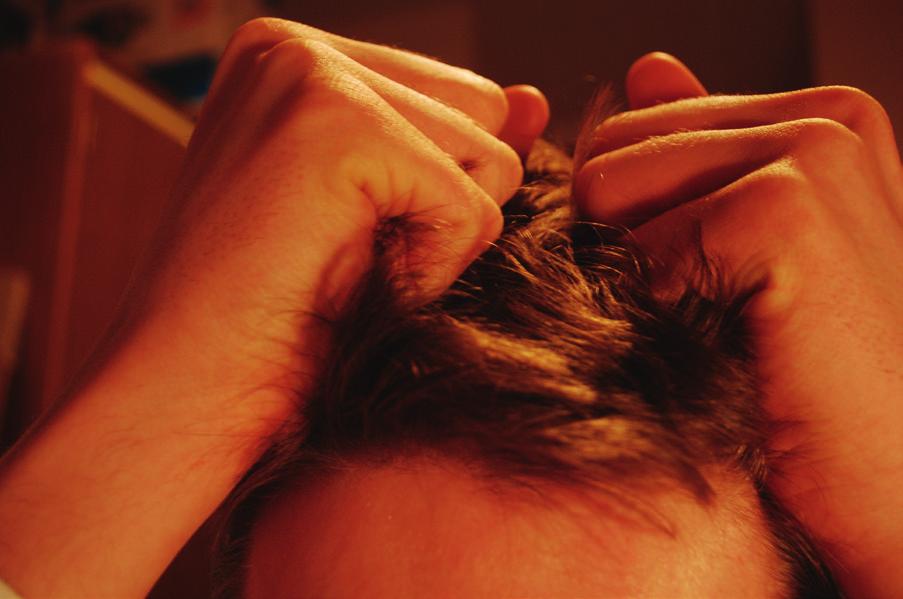 Trichotillomanie Trichotillomanie is de onweerstaanbare drang om haren uit te trekken. Dat kan zijn hoofdhaar, wenkbrauwen, wimpers of schaamhaar. Sommige mensen eten daarbij de haren op.