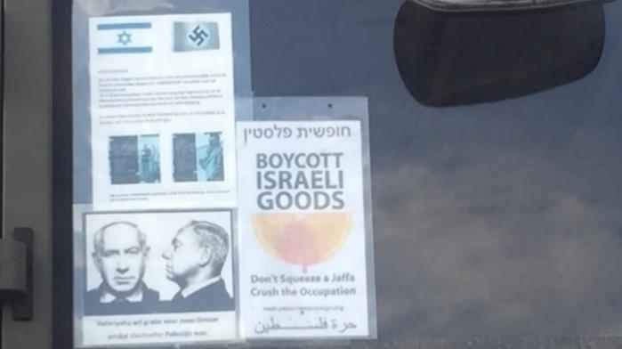 28 november Een weggebruiker rijdt achter een busje waarop op de achterruit afbeeldingen zijn geplakt die oproepen tot een boycot van Israelische producten.