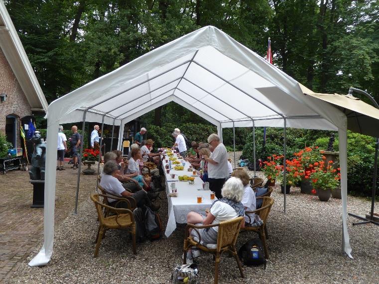 We werden getrakteerd op koffie, thee, fruit