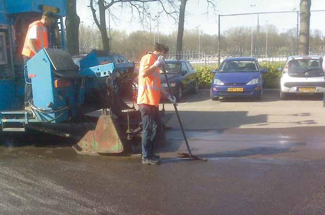 Fig. 2. Demonstratie aanbrengen van een nieuwe microdeklaag emulsie-asfaltbeton op deel van parkeerplaats Hotel Eindhoven.