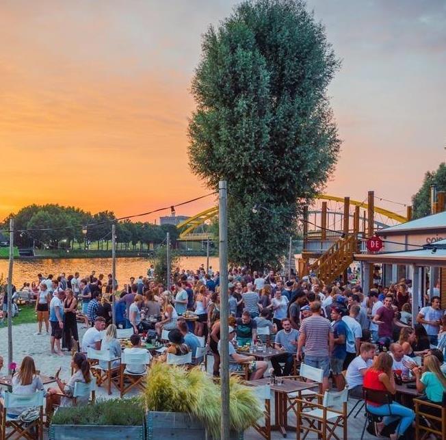 Met de toenemende verstedelijking is een stadsstrand een toevoeging aan het