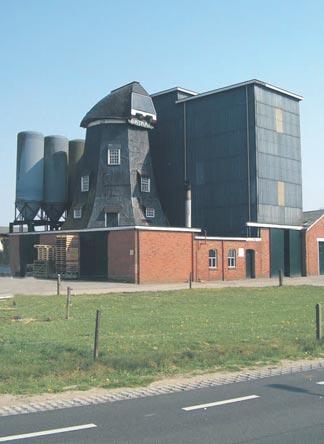 Daarom is toen een brokkenpers geplaatst. 1 2 3) In 1963 is er een silo bijgekomen waarin twaalf cellen zaten voor de opslag van grondstoffen.