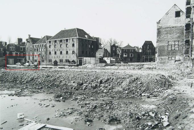Rechts: de situatie in 1979; het achterste pand was het koetshuis en het voorste huis de stal voor de paarden (van de koets) en de rosmolen.
