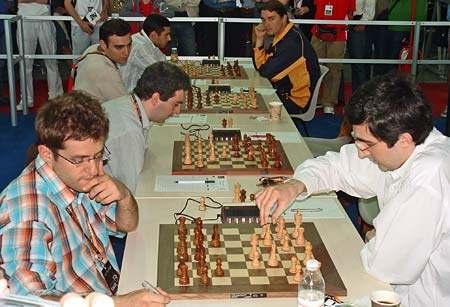 Het team van Armenië in de topper tegen Rusland. Op de voorgrond Aronian tegen Kramnik: de Rus boekte een fraaie overwinning.
