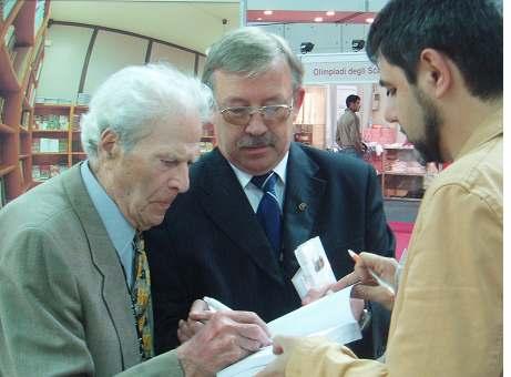 Schaaklegende Andor Liliënthal (95) signeert Op twee plaatsen ben ik het liefst op de schaakolympiade, hoe mooi de stad Turijn verder ook is en het weer heerlijk.