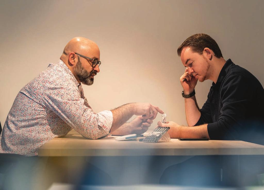 nummer 8/9, december 2018 Kunststof Magazine 13 Met ADSO richten Bart Hendrickx (links) en productontwikkelaar Nick Bal-Colemont zich op het ontzorgen van klanten bij het verbeteren en ontwikkelen