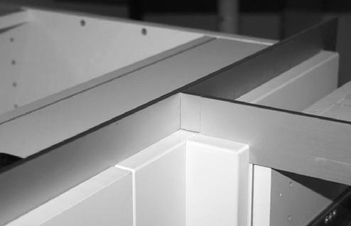 Rechte hoekkast monteren Werkbladen monteren Werkbladen van laminaat, compact laminaat en massief hout Plaats nu het werkblad zo, dat het wordt ondersteund door de horizontale aluminium rail.