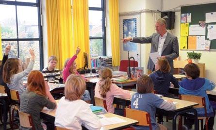 In deze handleiding leest u waar een gastles over kan gaan, welke lesmaterialen van Wijzer in geldzaken u gratis kunt gebruiken, en hoe de organisatie rondom de gastles verloopt.