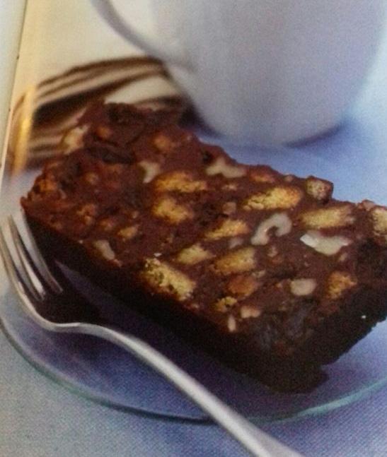 Smelt de chocolade en boter met de koffie en suiker al roerend in een pan op laag vuur. 2. Roer de koekkruimels, rozijnen en walnoten erdoor. 3. Schep het mengsel in de bakvorm. 4.