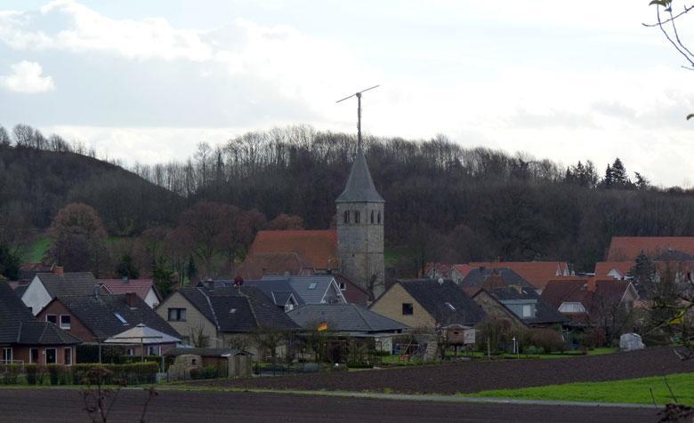 De A2 gaat links tamelijk steil omlaag, een leuk paadje het bos in. Na de eerste afdaling wordt snel zichtbaar dat het zo dadelijk breder gaat worden en dat we aansluiten op een Trimmpfad.