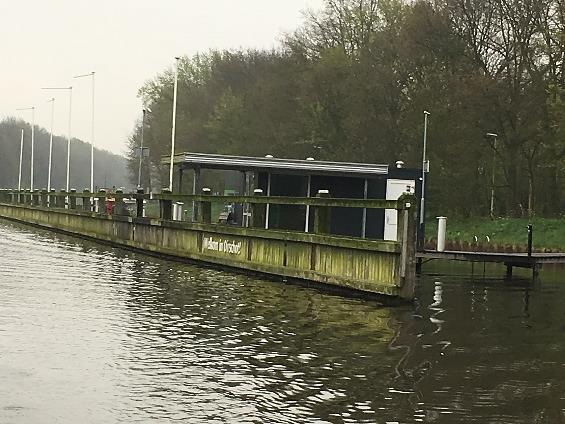 Om twaalf uur bij sluis 3 en om vijf over één zijn we uit sluis 2 die nu nog oud is en als koppelsluis in 2 delen van