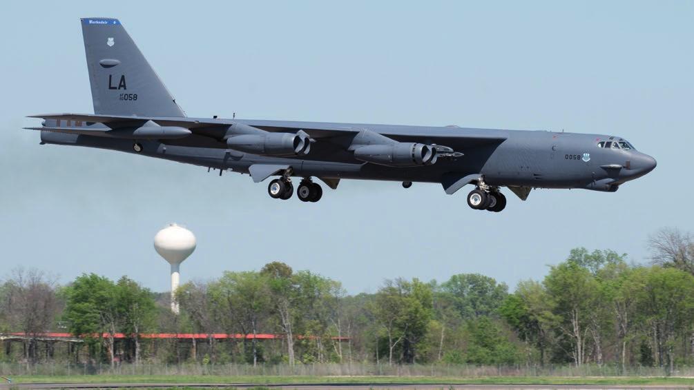 Karakteristiek voor de B-52, de nose-down take off. [Hans Drost, 23 maart 2017] Active Duty Air Force en de Reserves niet samen.
