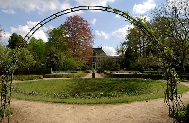 Zodra we een bruggetje oversteken staan de meeste mensen even stil om in het water te kijken. De meeste bankjes staan echter op plekken waar je niet echt in het water kan kijken.