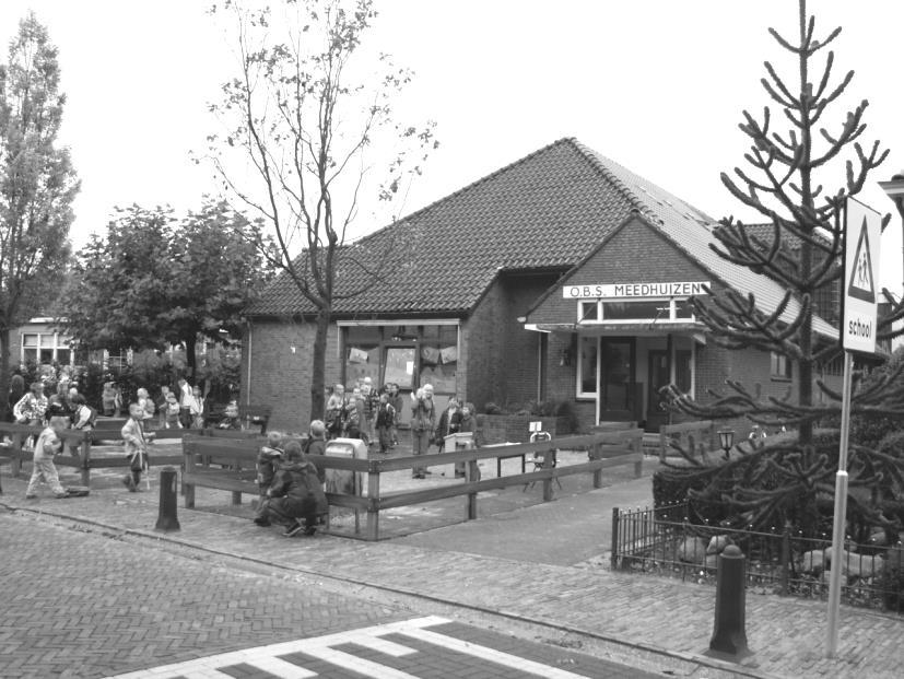 1. De school 1.1 Onze school is genoemd naar het dorp waarin de school staat. Het oorspronkelijke gebouw dateert uit 1936. Het is sindsdien verschillende keren verbouwd.