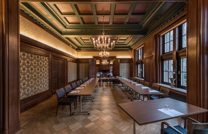 BESTUURSKAMER Waar vroeger het bestuur zetelde, kunnen nu uw gasten plaatsnemen. Groene wandkleden en een beschilderd houten plafond vormen het inspirerende decor.