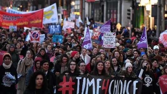 Abortusprotest in Ierland, mei 2018 Ook in België gingen vrouwen de straat op.