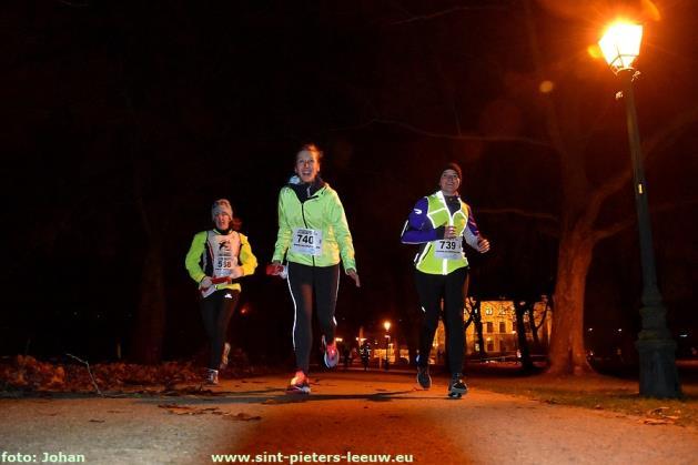 De laatste ronden lopen de drie teamleden samen. Speciaal voor kinderen onder de 13 jaar en voor mensen met een beperking werd een aparte loopwedstrijd georganiseerd. Watergewenning voor peuters.